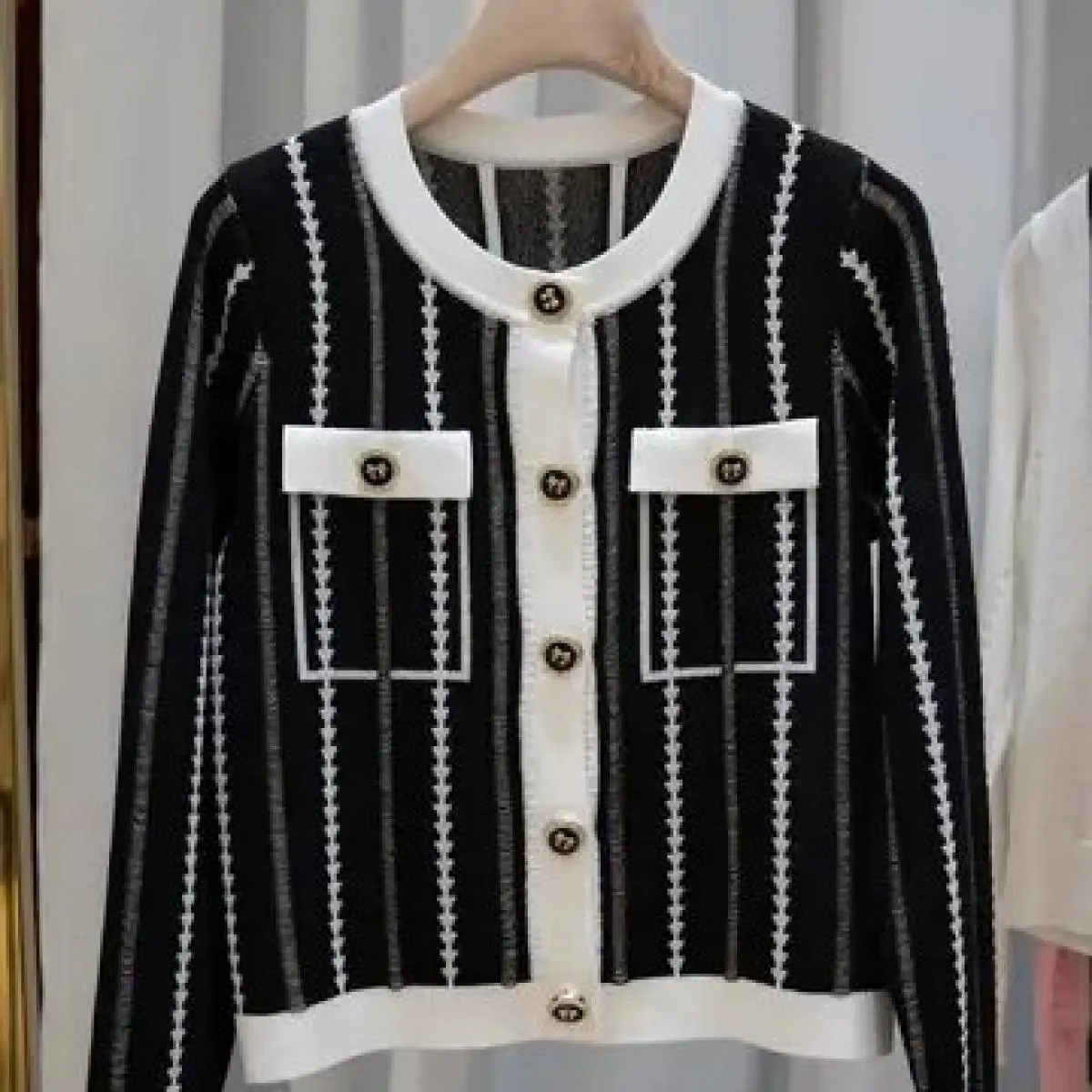 2023 New Bow Buckle Letter Ricamo scavato girocollo cardigan lavorato a maglia Top ampio per l'autunno da donna