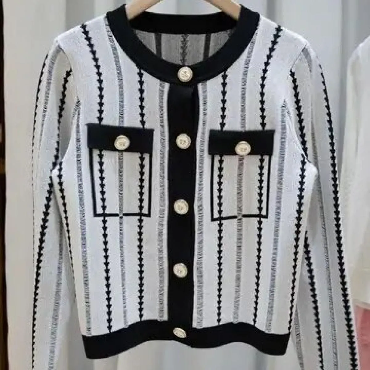 2023 New Bow Buckle Letter Ricamo scavato girocollo cardigan lavorato a maglia Top ampio per l'autunno da donna
