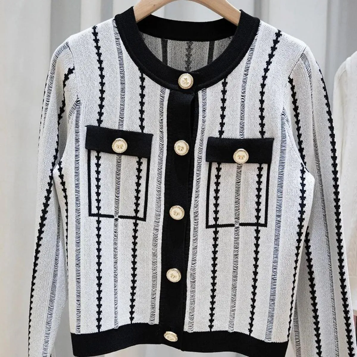 2023 New Bow Buckle Letter Ricamo scavato girocollo cardigan lavorato a maglia Top ampio per l'autunno da donna
