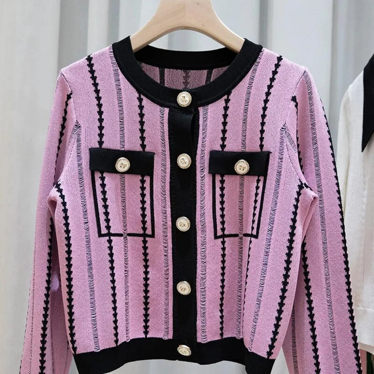 2023 New Bow Buckle Letter Ricamo scavato girocollo cardigan lavorato a maglia Top ampio per l'autunno da donna