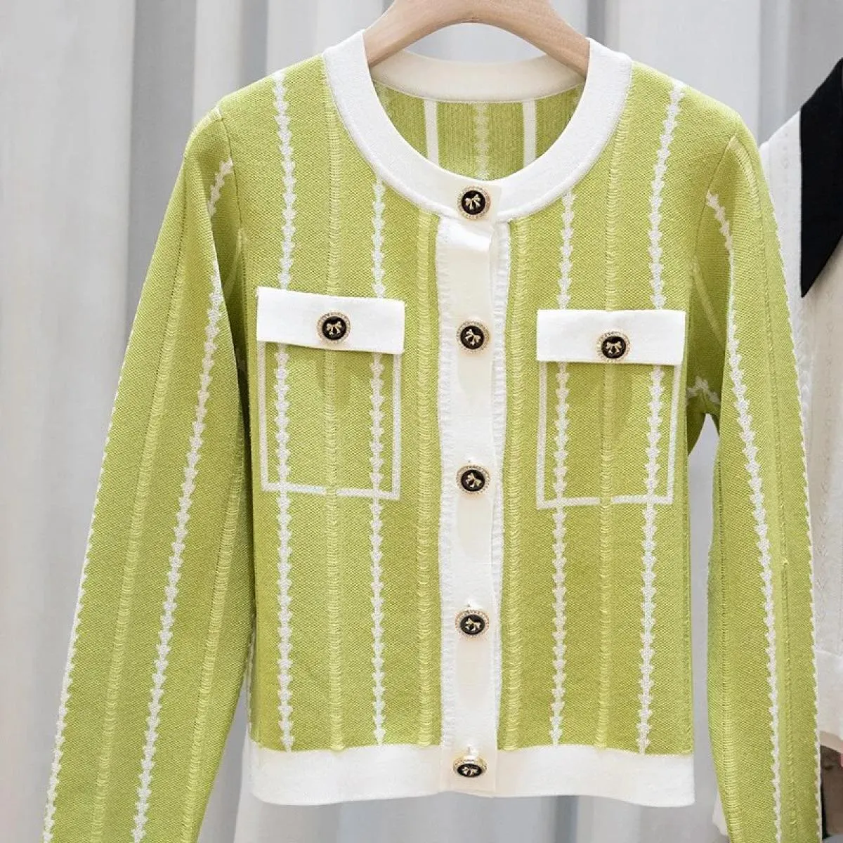2023 New Bow Buckle Letter Ricamo scavato girocollo cardigan lavorato a maglia Top ampio per l'autunno da donna