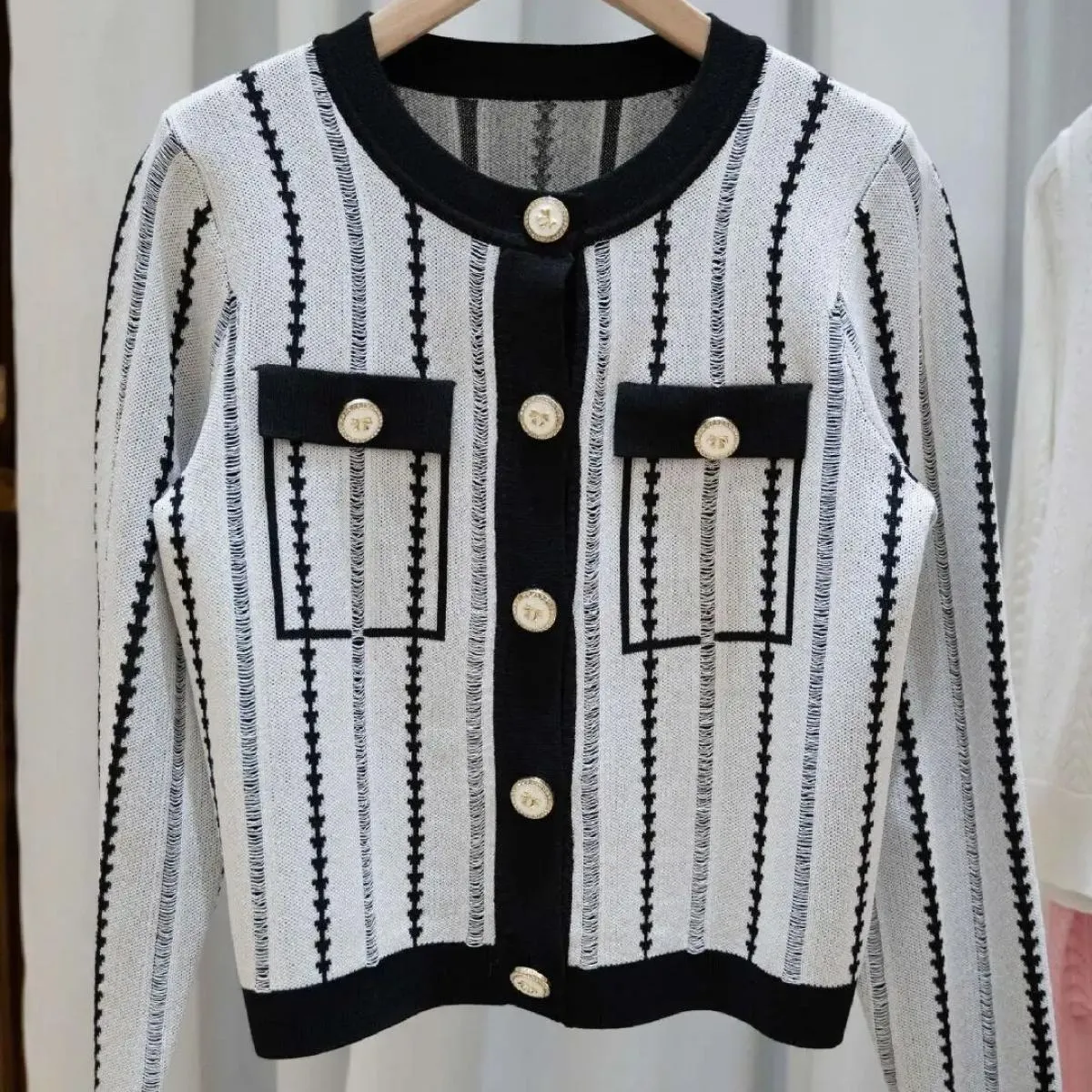 2023 New Bow Buckle Letter Ricamo scavato girocollo cardigan lavorato a maglia Top ampio per l'autunno da donna