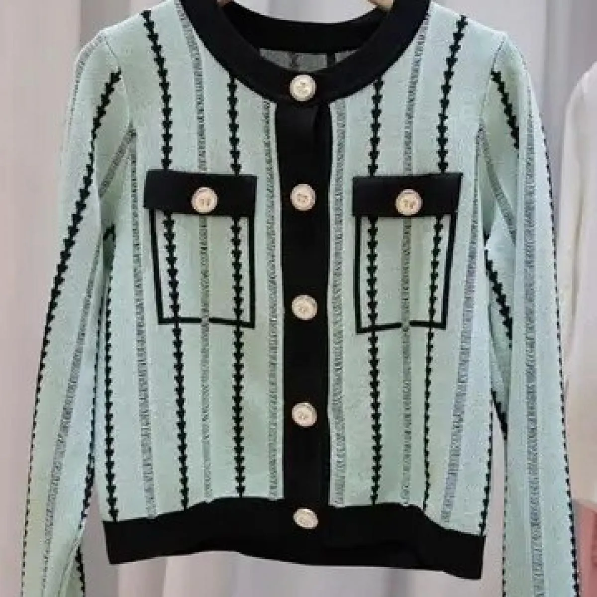 2023 New Bow Buckle Letter Ricamo scavato girocollo cardigan lavorato a maglia Top ampio per l'autunno da donna