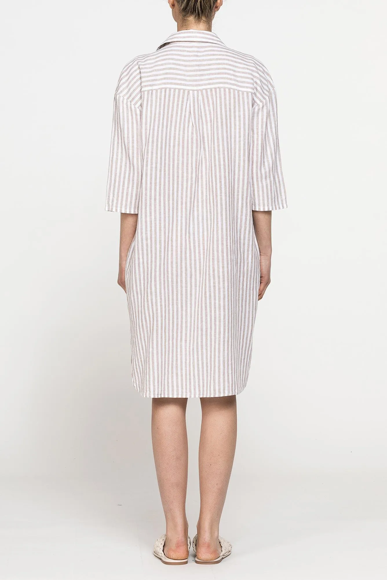 Carrera  ---------    ------------Abito oversize fit modello serafino in lino cotone - fantasia a righe bianca e marrone
