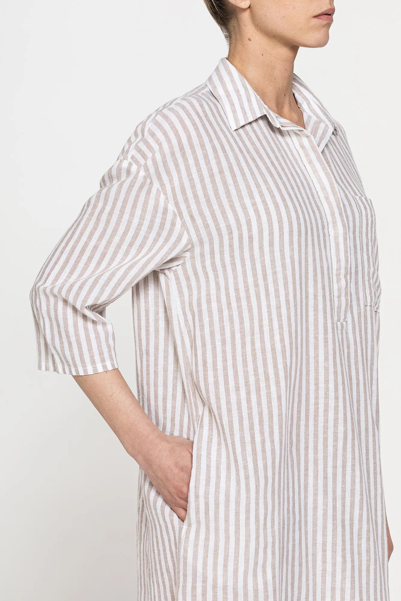 Carrera  ---------    ------------Abito oversize fit modello serafino in lino cotone - fantasia a righe bianca e marrone