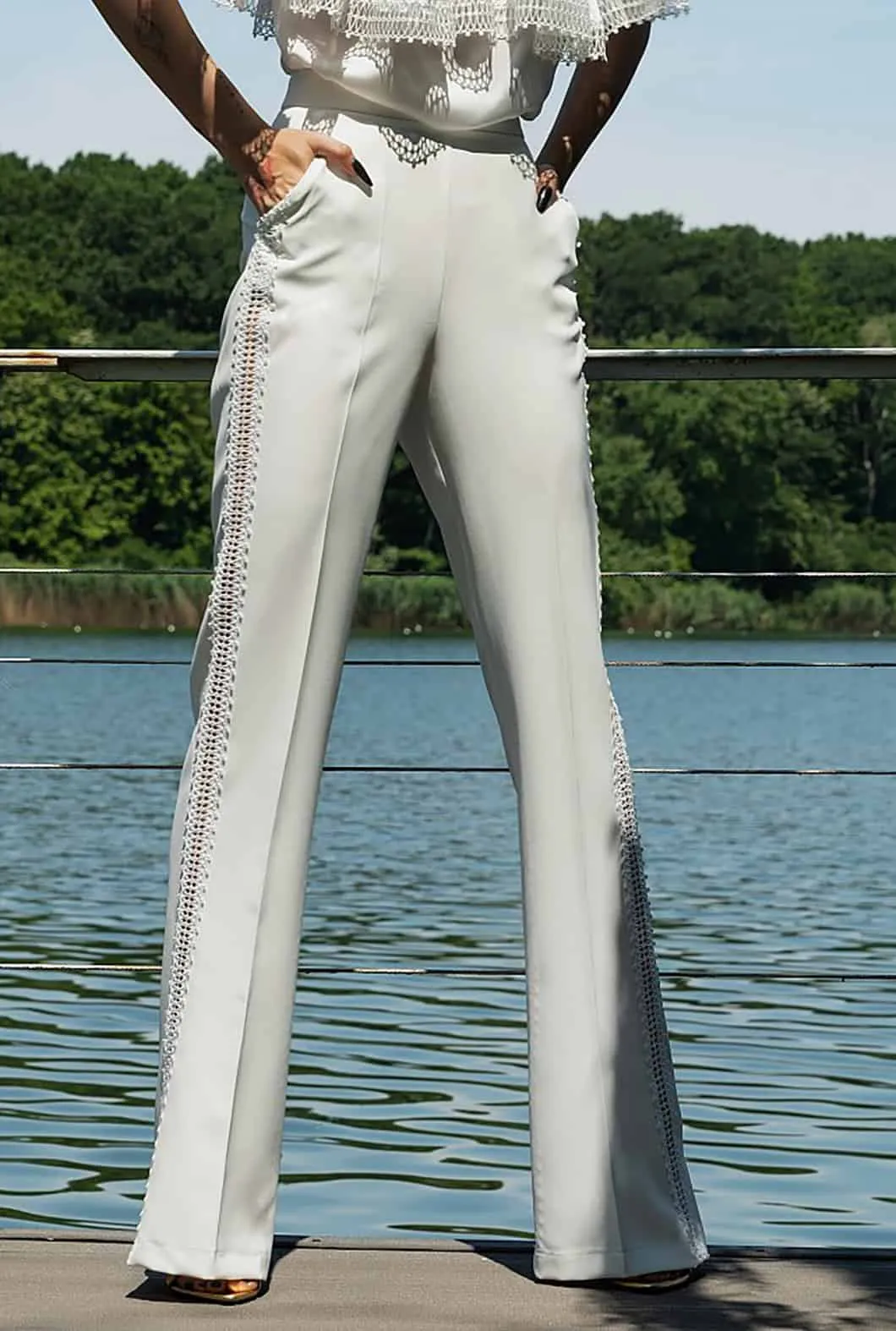 Completo pantaloni a sigaretta e top morbido