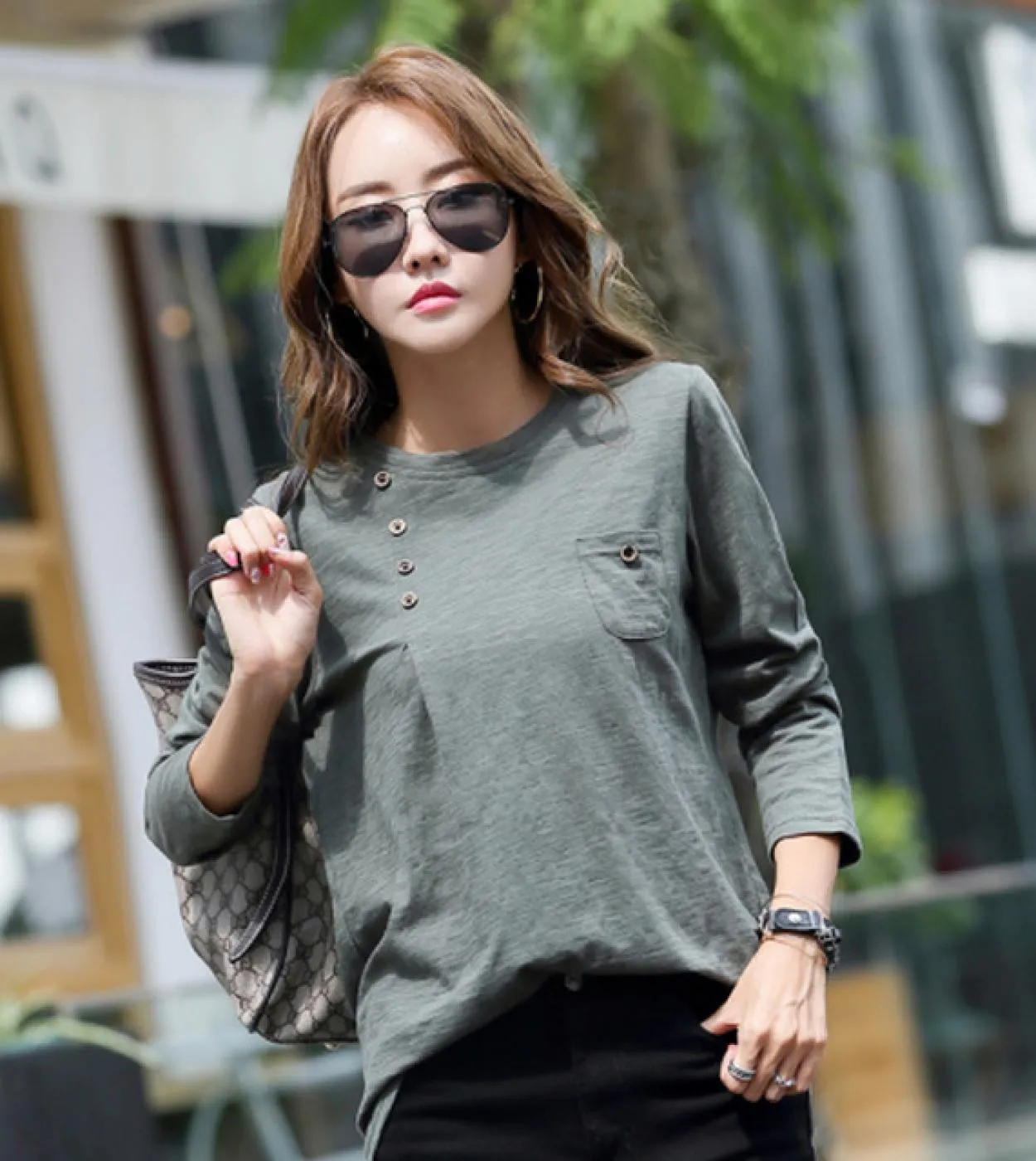 Elegante maglietta in cotone di base con scollo a V primavera casual versatile maglietta da donna manica lunga camicetta tascabi