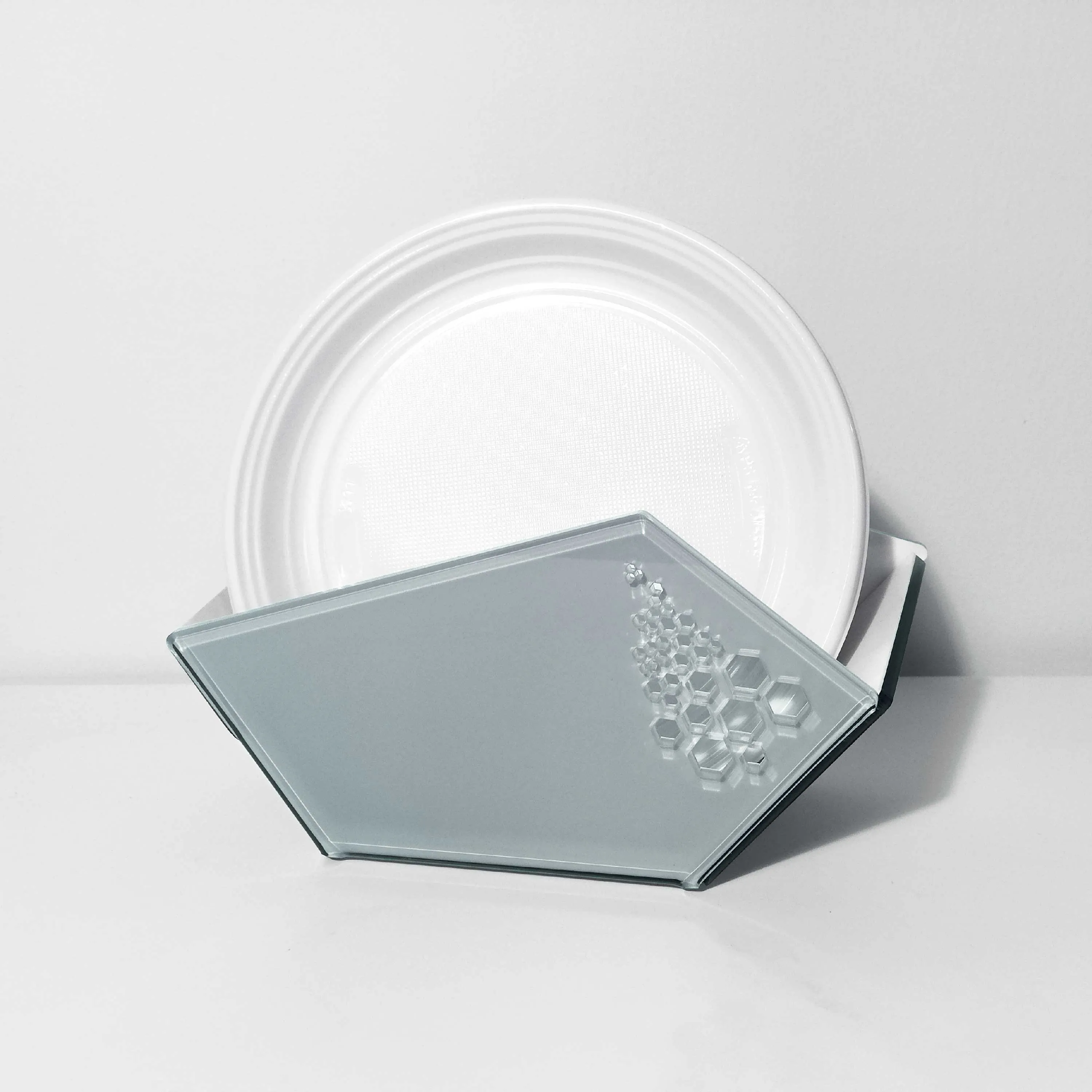 I Dettagli  Portapiatti in plexiglass per piatti di plastica dal design elegante e moderno Mira