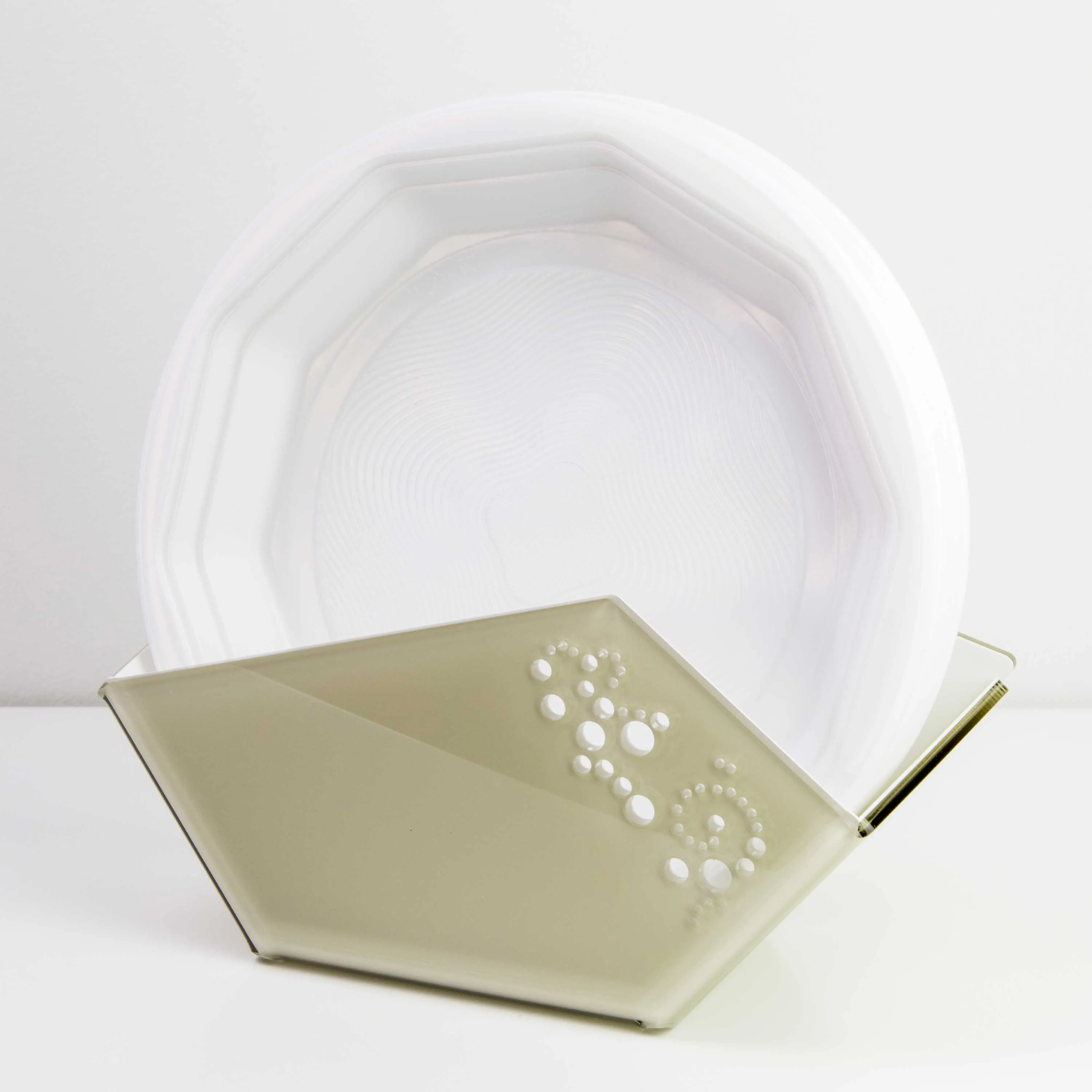 I Dettagli  Portapiatti in plexiglass per piatti di plastica dal design elegante e moderno Mira