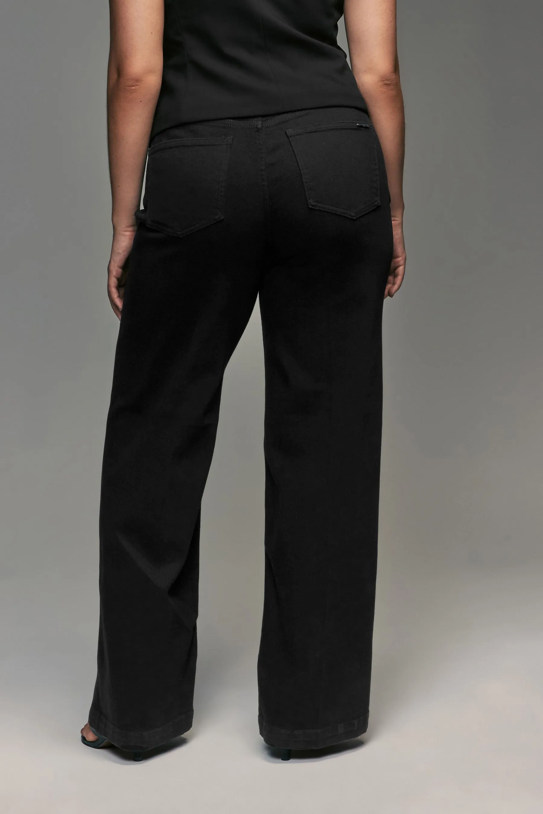 Jeans a clessidra con fondo ampio