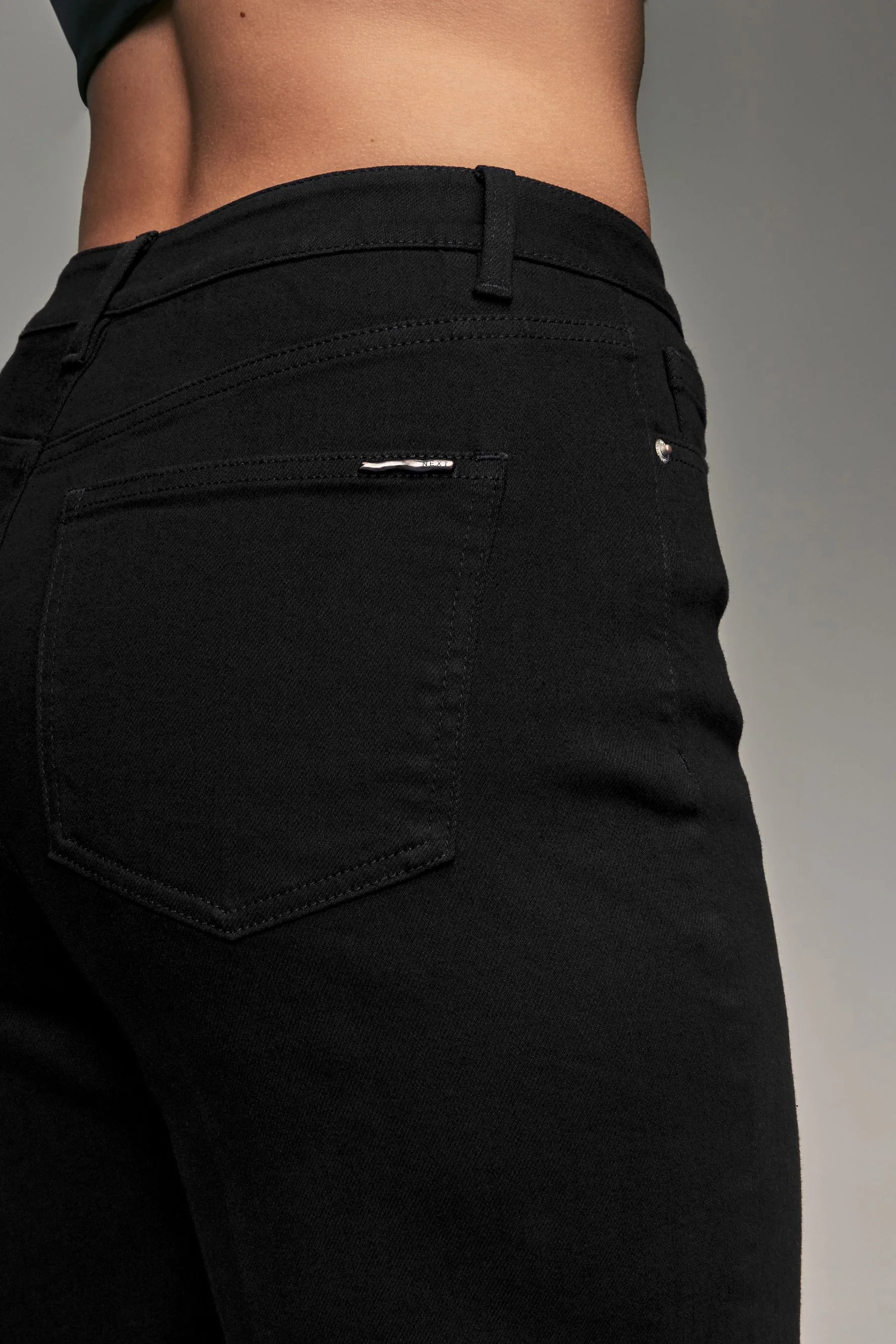 Jeans a clessidra con fondo ampio