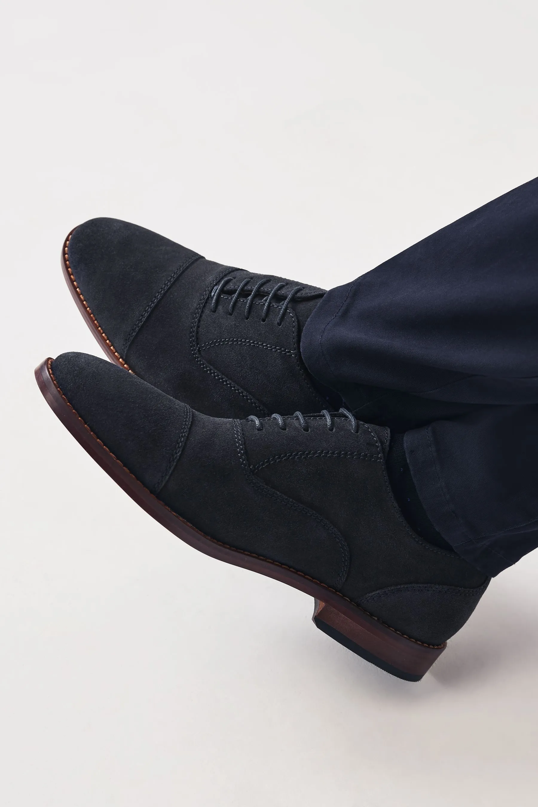 Scarpe cap toe in pelle scamosciata con suola a contrasto    