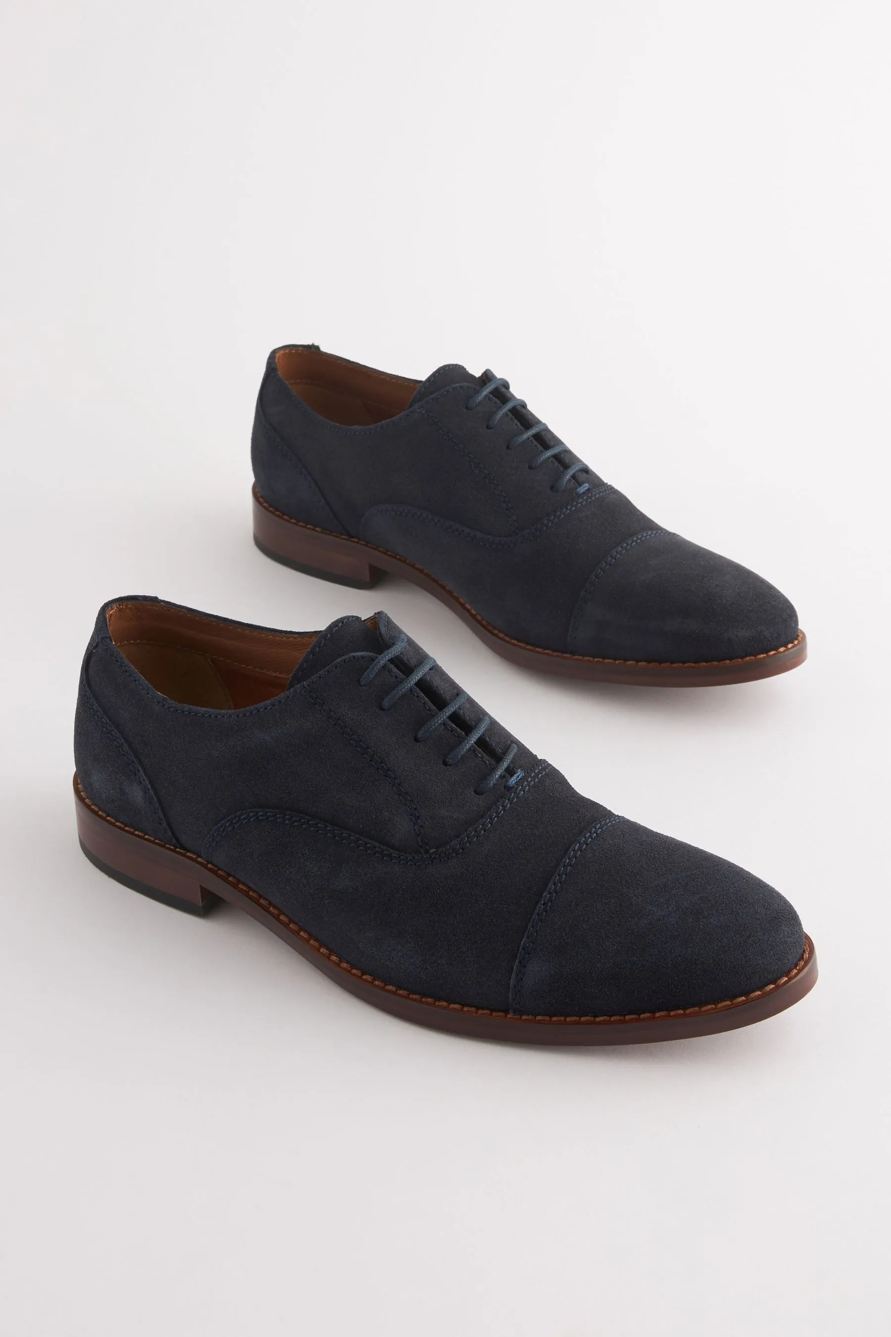 Scarpe cap toe in pelle scamosciata con suola a contrasto    