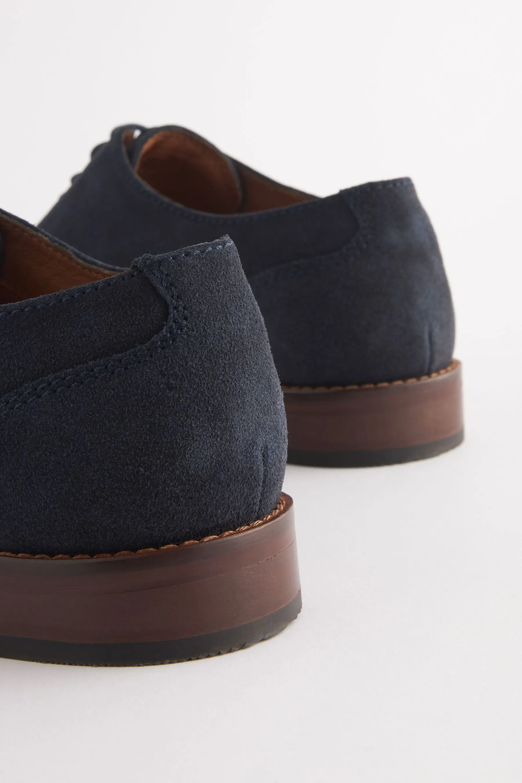 Scarpe cap toe in pelle scamosciata con suola a contrasto    