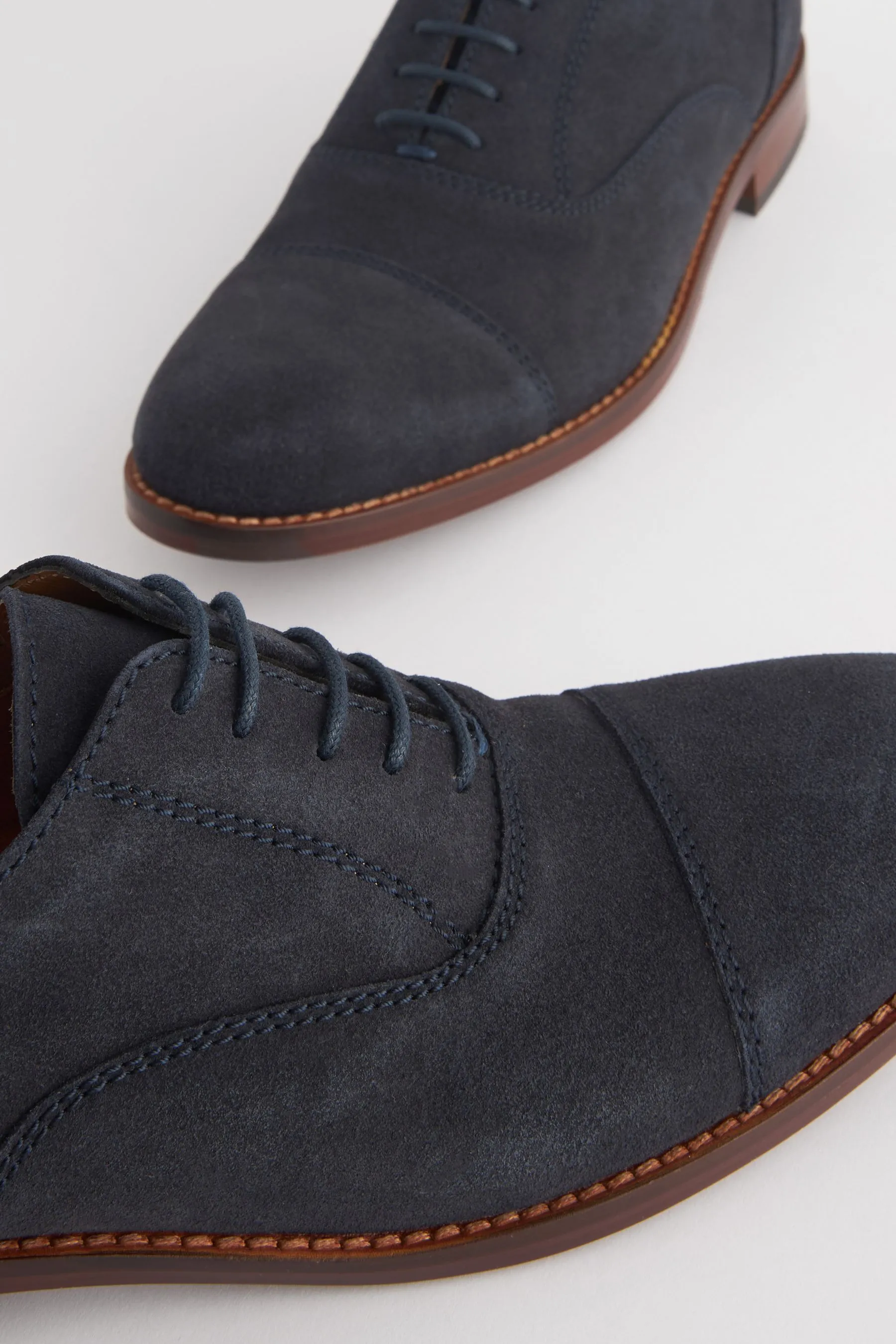 Scarpe cap toe in pelle scamosciata con suola a contrasto    