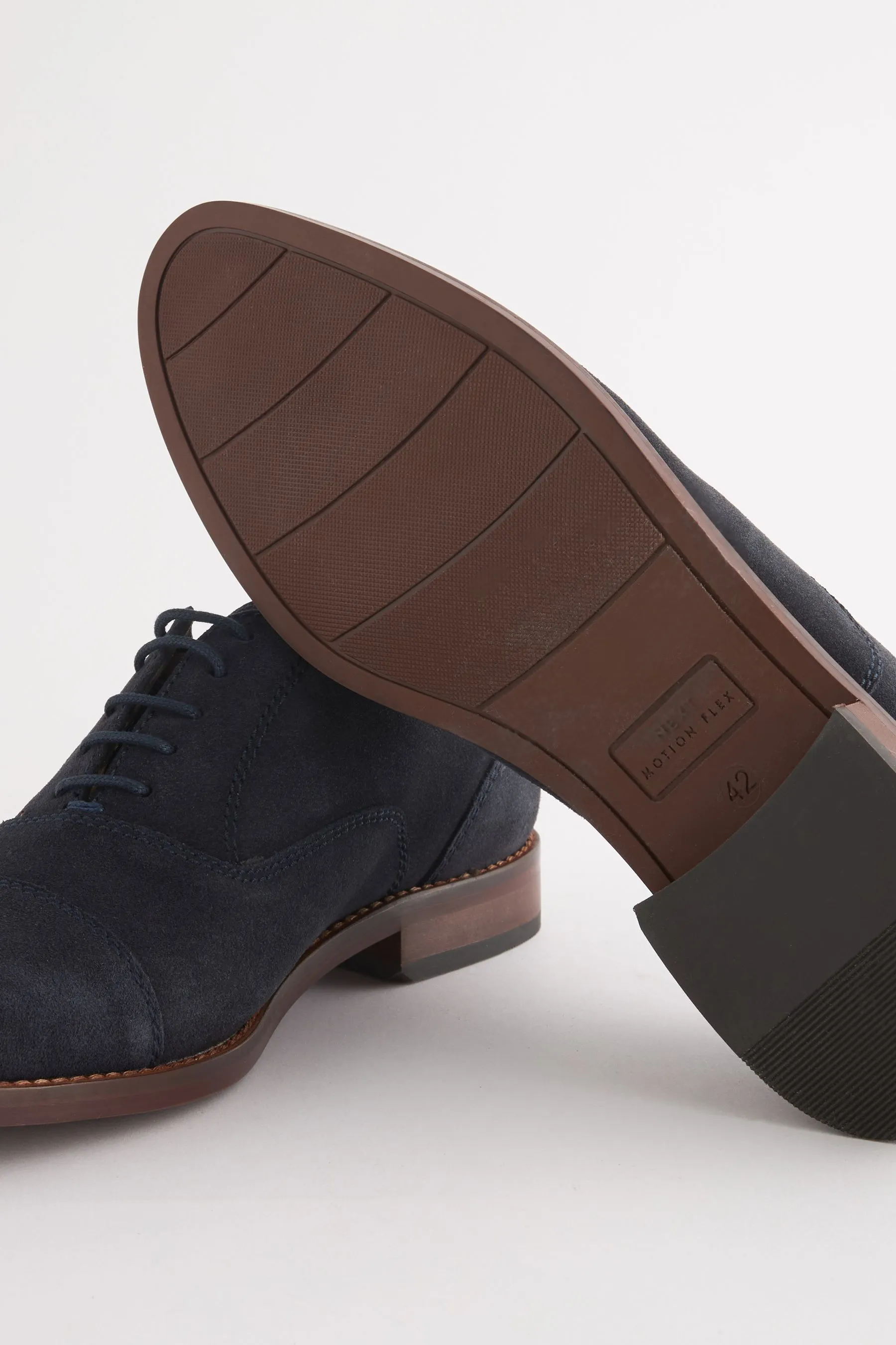 Scarpe cap toe in pelle scamosciata con suola a contrasto    