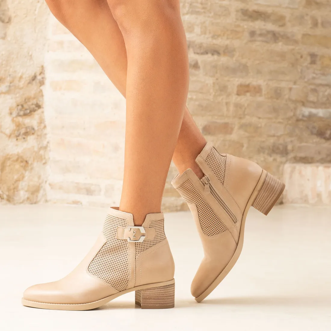 Stivaletto da donna NeroGiardini in pelle forata champagne