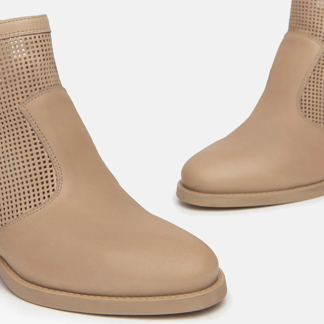 Stivaletto da donna NeroGiardini in pelle forata champagne