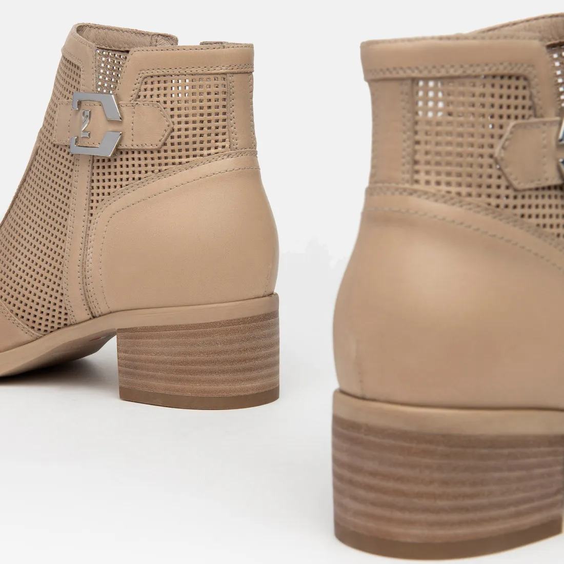 Stivaletto da donna NeroGiardini in pelle forata champagne
