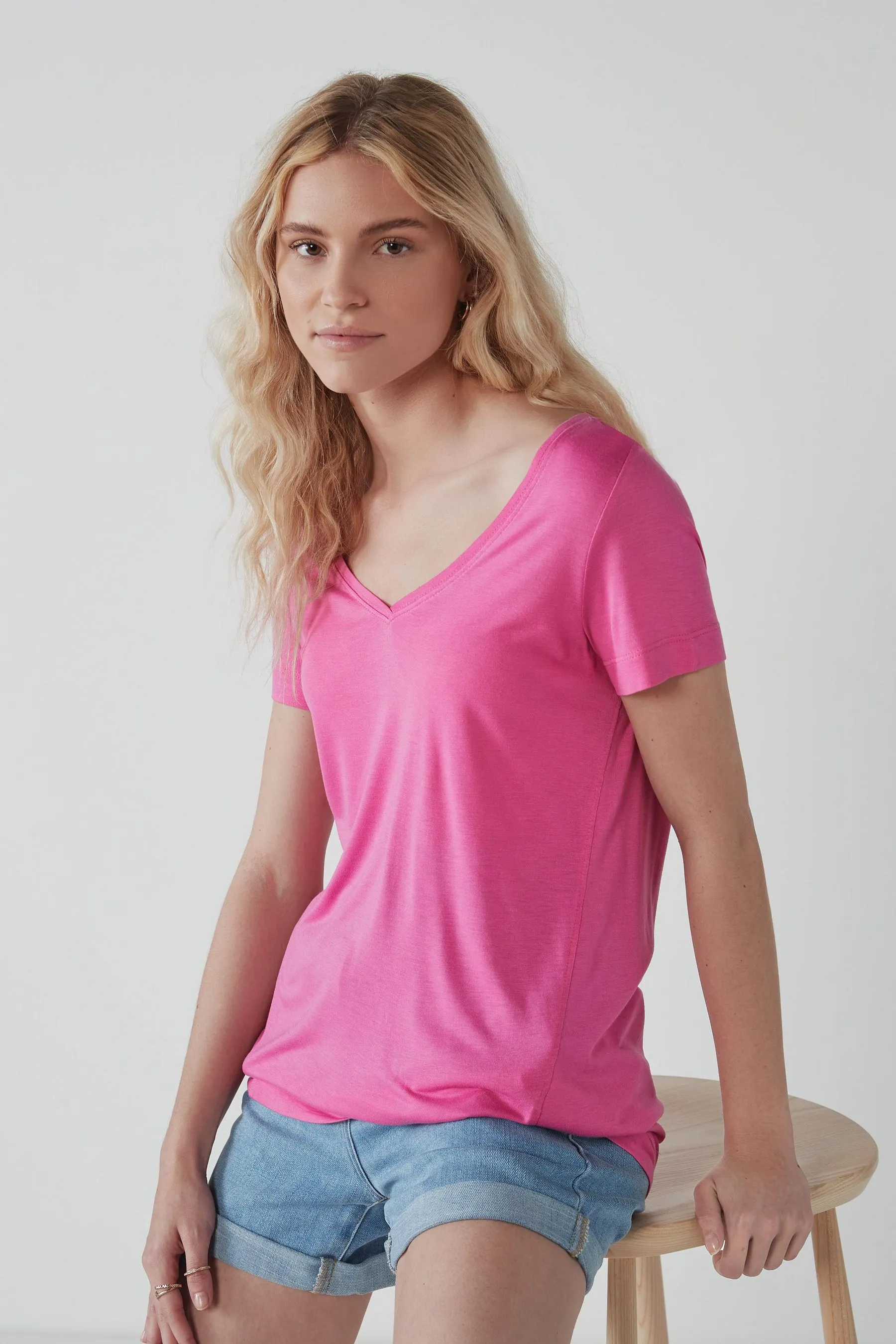 T-shirt con scollo a V ampio