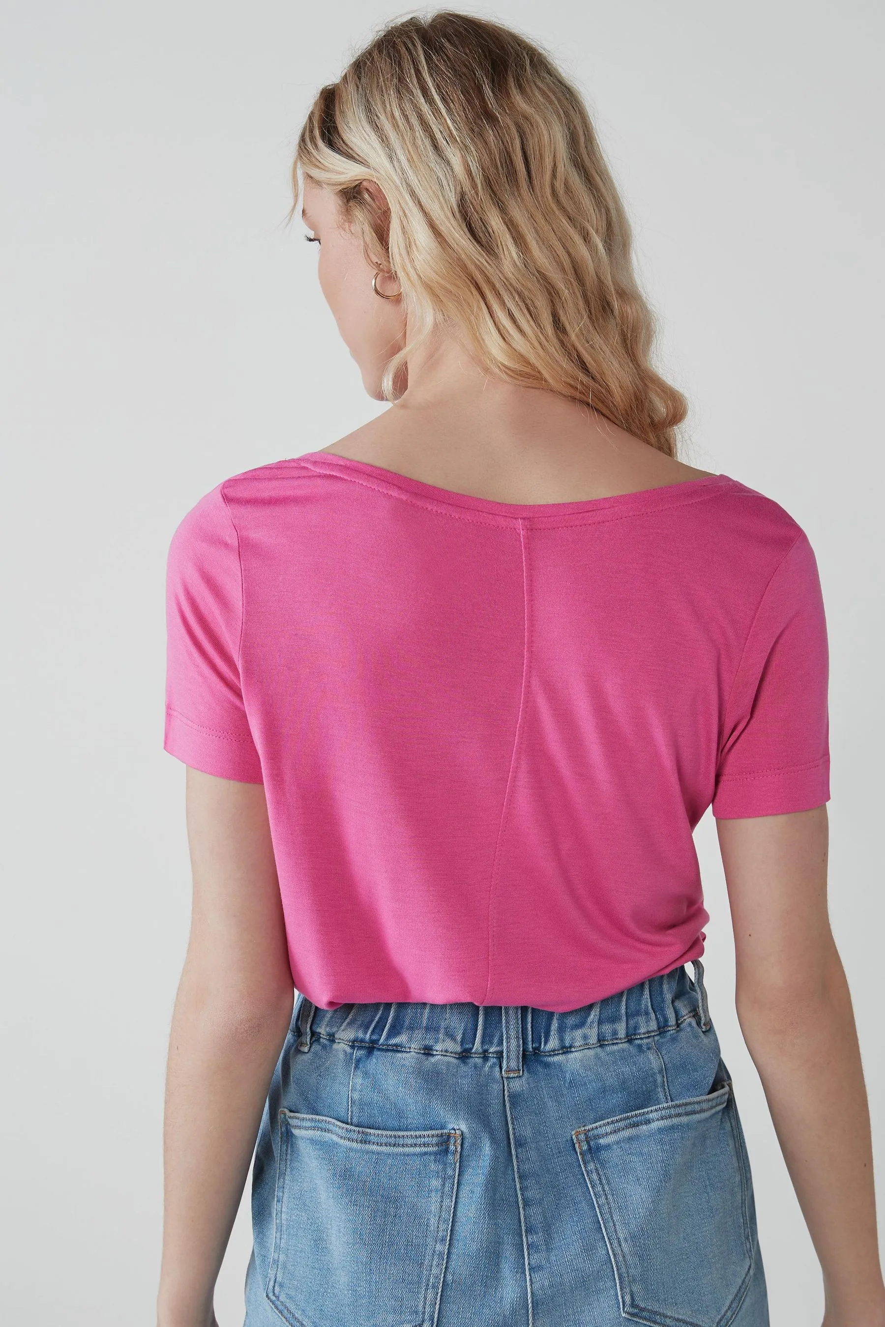 T-shirt con scollo a V ampio