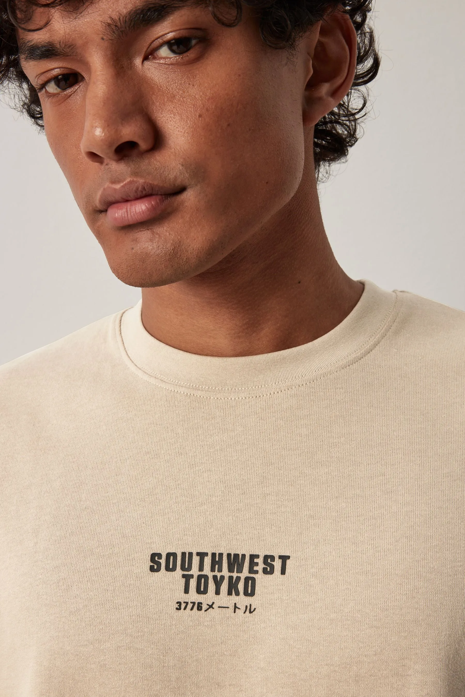T-shirt pesante comoda con stampa grafica