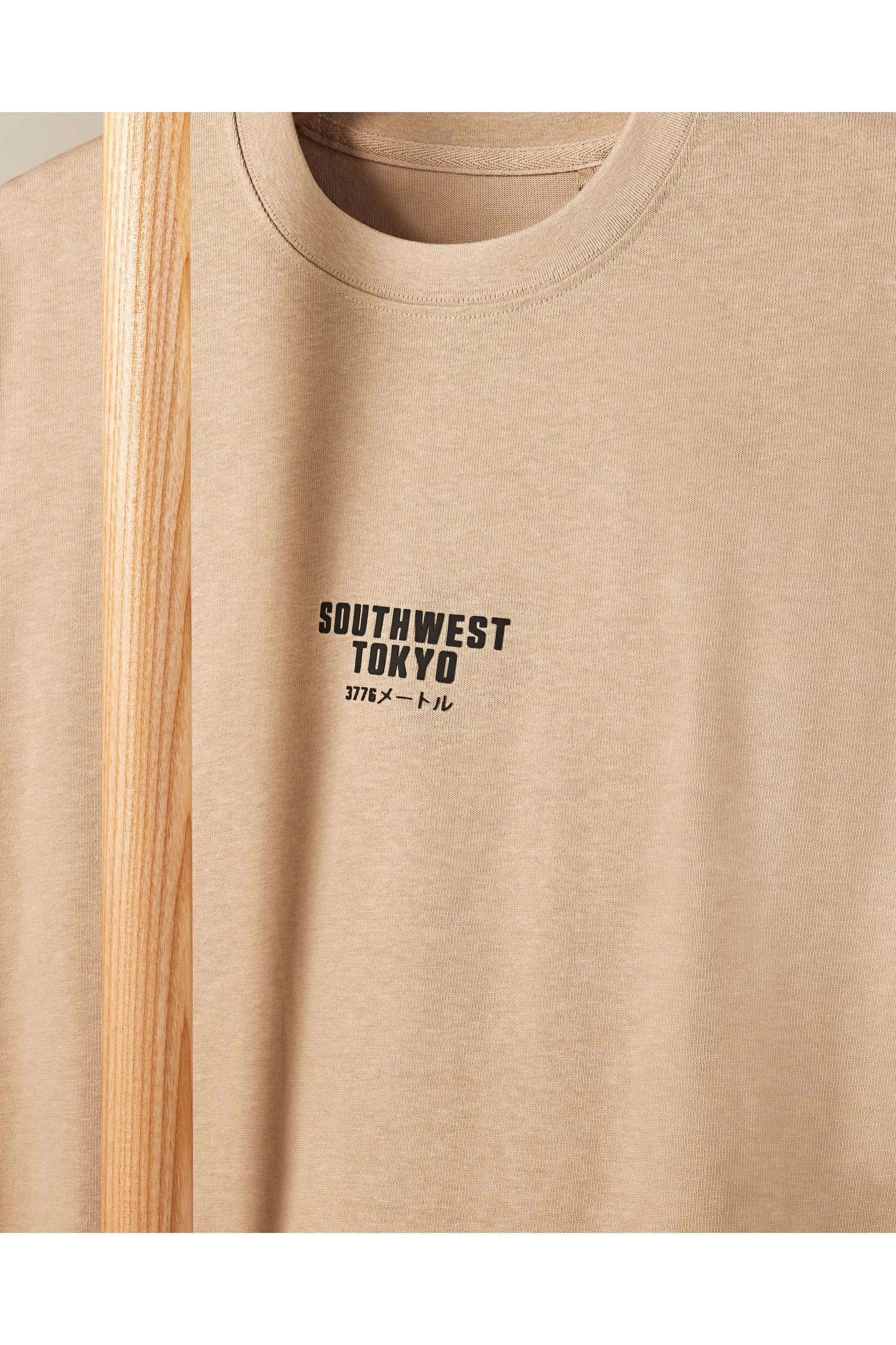 T-shirt pesante comoda con stampa grafica
