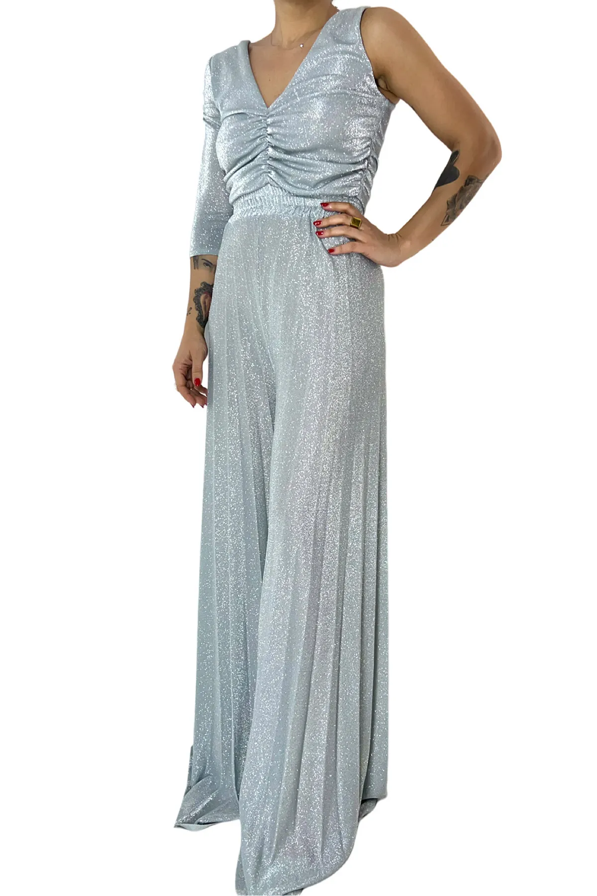 Tuta donna in jersey lurex monospalla fascia elastica che segna il punto vita e pantalone plissettato