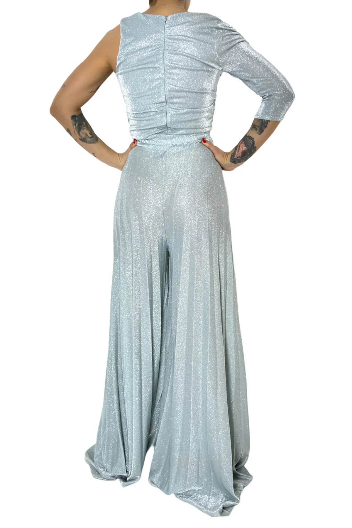 Tuta donna in jersey lurex monospalla fascia elastica che segna il punto vita e pantalone plissettato