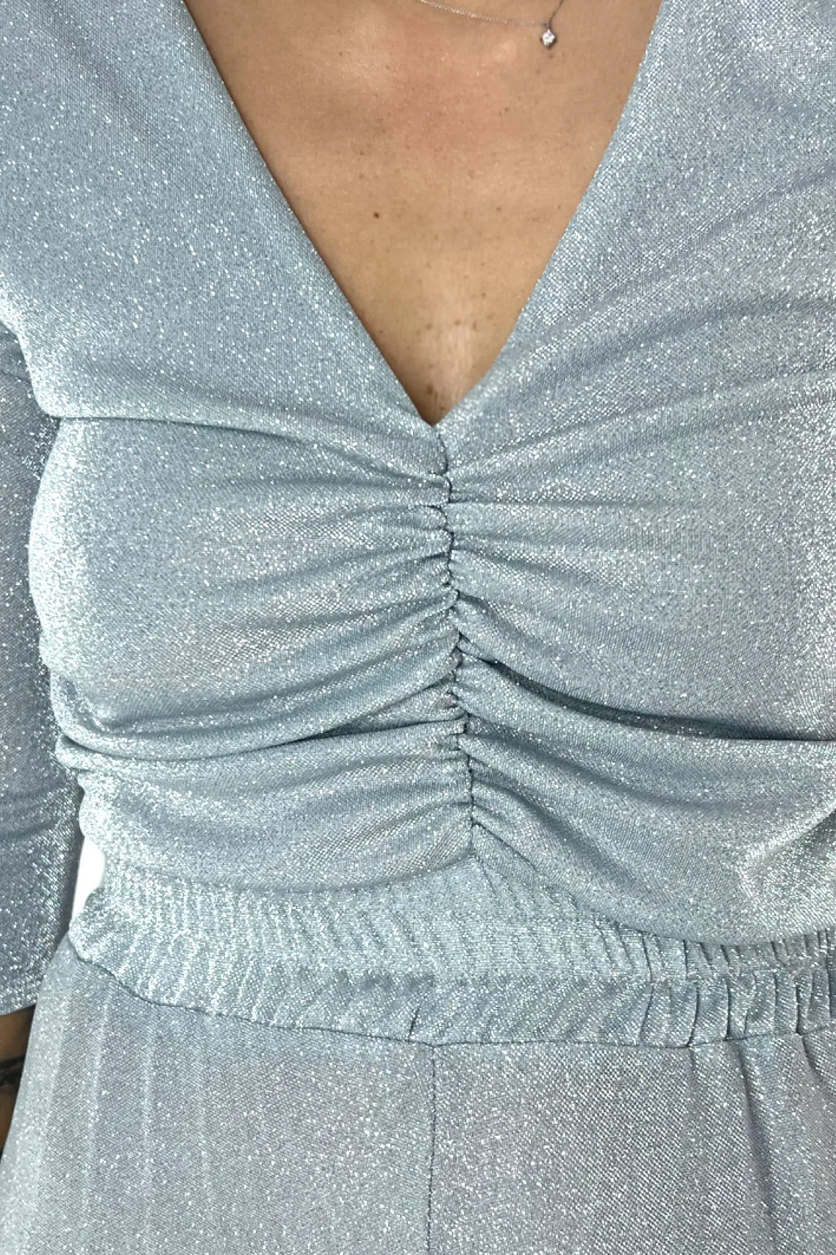 Tuta donna in jersey lurex monospalla fascia elastica che segna il punto vita e pantalone plissettato