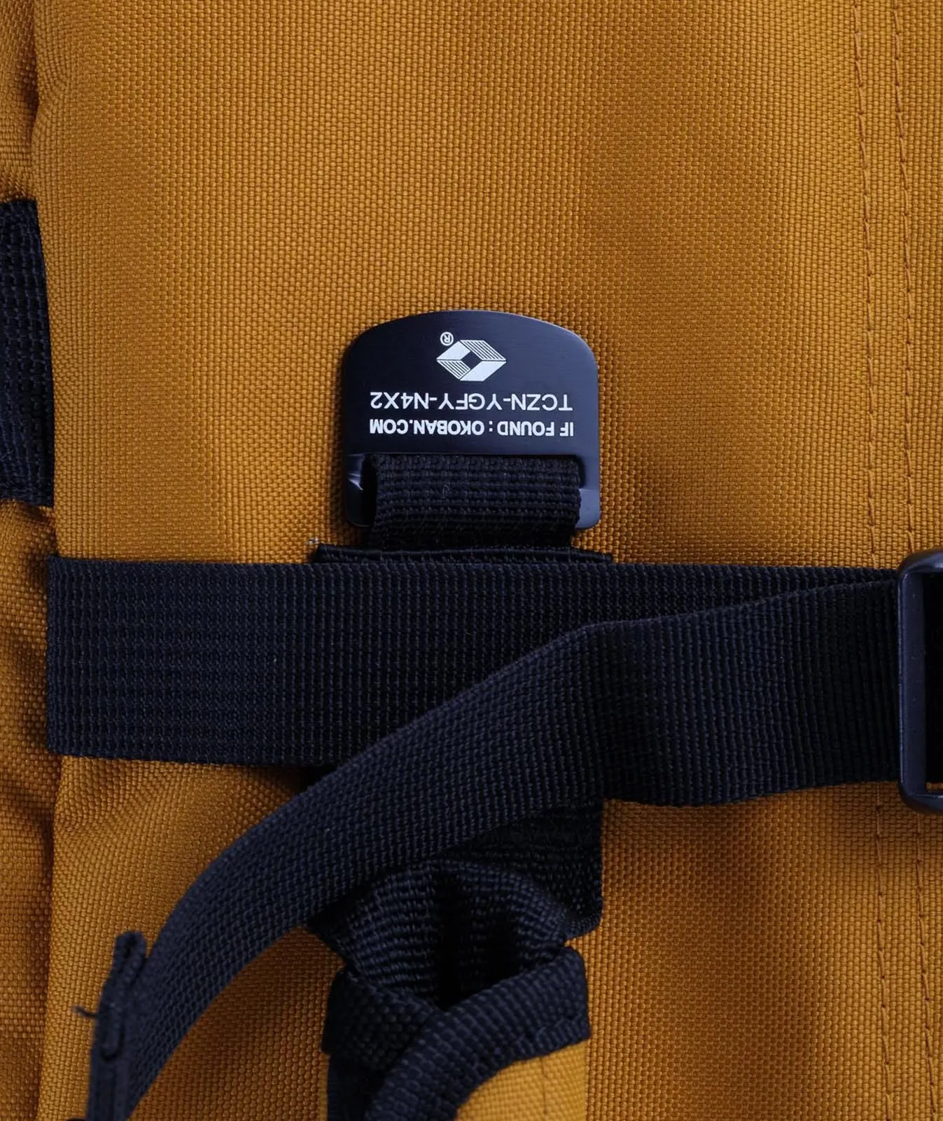 Zaino arancione da viaggio 36L con zip e cinghie di compressione